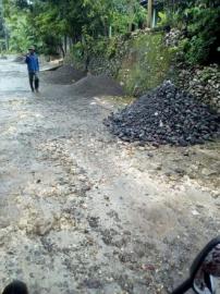 MATERIAL PASIR DAN KORAL SUDAH TERLIHAT DI SEKITAR RUAS JALAN  KUDU-JATEN